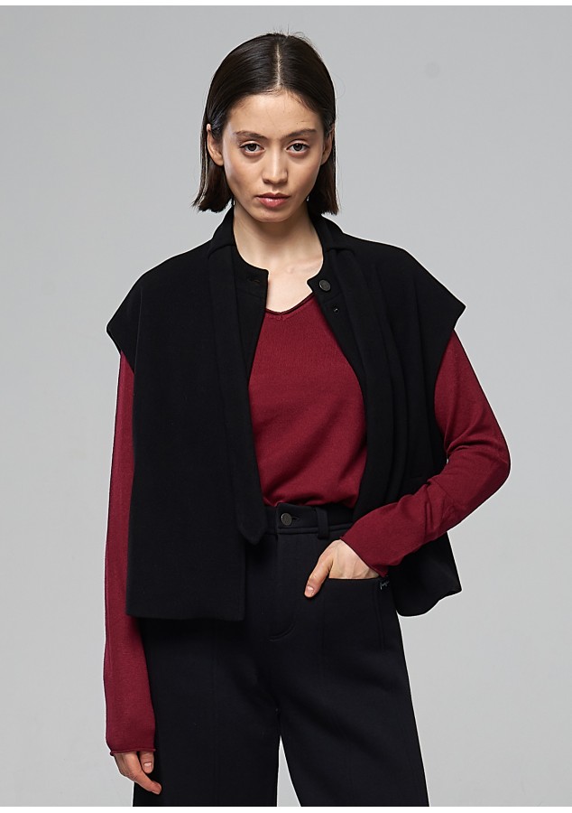 Жилет Ника черный из полушерстяной ткани