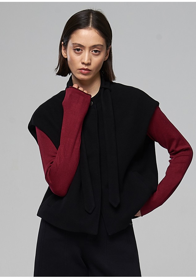 Жилет Ника черный из полушерстяной ткани