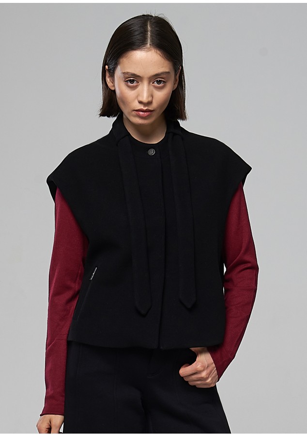 Жилет Ника черный из полушерстяной ткани