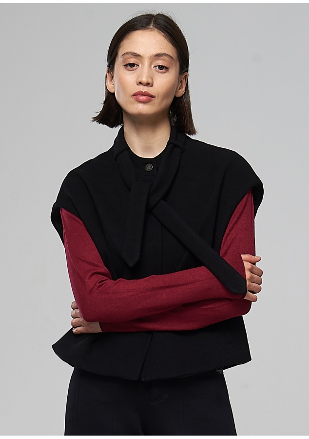 Жилет Ника черный из полушерстяной ткани